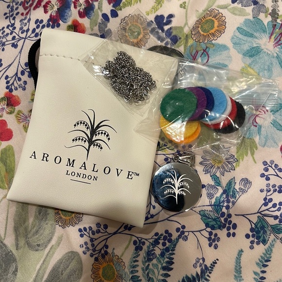 AROMALOVE London Pendant/locket and chain - Picture 1 of 6